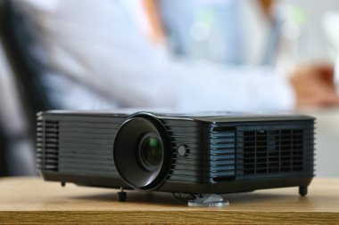 Tıp fakültesinde video projektörü masadaydı.