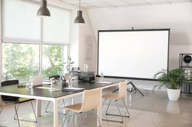 Modern ofisteki konferans salonu.