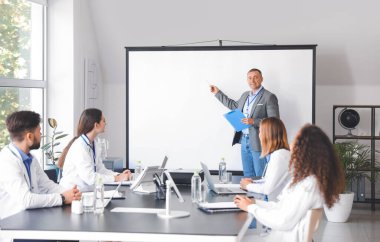 Modern klinikteki toplantı sırasında bir grup doktor