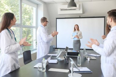 Modern klinikteki toplantı sırasında bir grup doktor