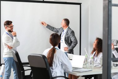 Modern klinikteki toplantı sırasında bir grup doktor