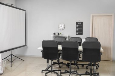 Modern ofisteki konferans salonu.