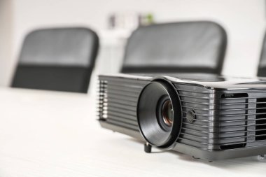 Konferans salonundaki masada video projektörü, yakın plan.