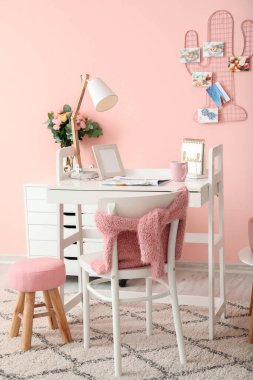 Çalışma odasının iç dekorasyonu çok şık.