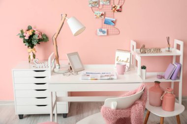 Çalışma odasının iç dekorasyonu çok şık.