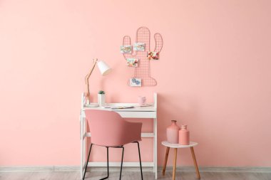 Çalışma odasının iç dekorasyonu çok şık.