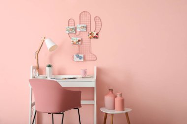 Çalışma odasının iç dekorasyonu çok şık.