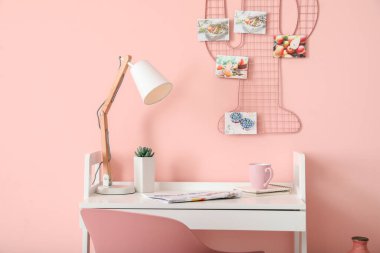 Çalışma odasının iç dekorasyonu çok şık.