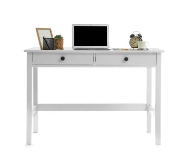 Beyaz arkaplanda dizüstü bilgisayarı olan şık bir iş yeri