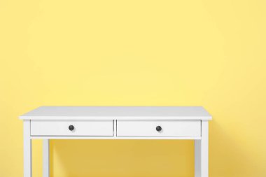 Renkli çekmeceleri olan şık bir tablo