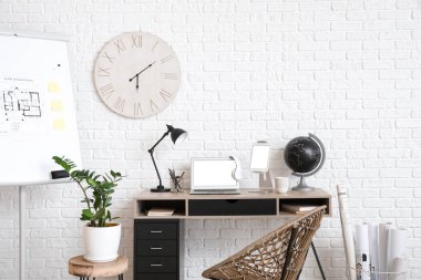 Ofisinde modern aletler olan şık bir iş yeri.