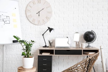 Ofisinde modern aletler olan şık bir iş yeri.