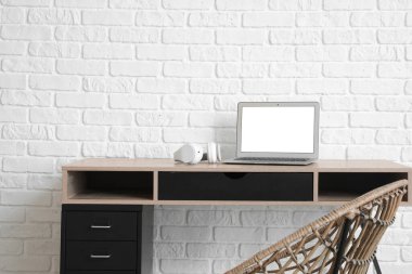 Ofisinde modern aletler olan şık bir iş yeri.