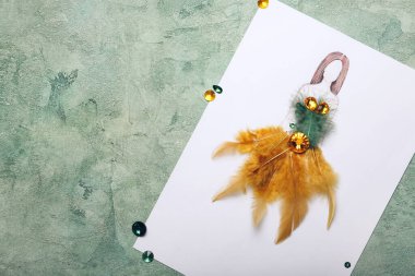 Renkli arka planda tüylerden yapılmış giyinmiş bir kadın.