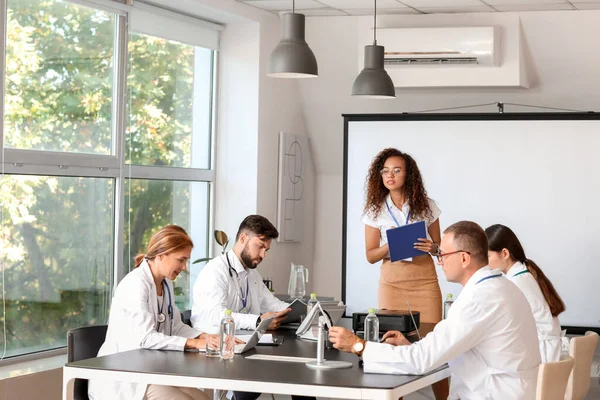 Team Doctors Meeting Modern Clinic — Stock Photo, Image