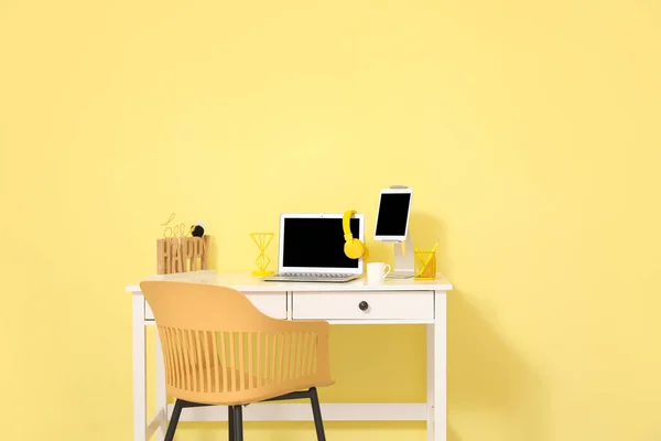 Κομψό Χώρο Εργασίας Σύγχρονες Gadgets Κατά Χρώμα Τοίχο Στο Δωμάτιο — Φωτογραφία Αρχείου