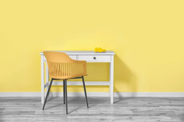 Ακουστικά Τραπέζι Και Καρέκλα Κοντά Στον Τοίχο Χρώμα — Φωτογραφία Αρχείου