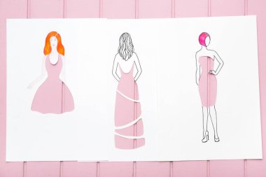 Renkli ahşap arkaplan üzerine yaratıcı moda çizimleri