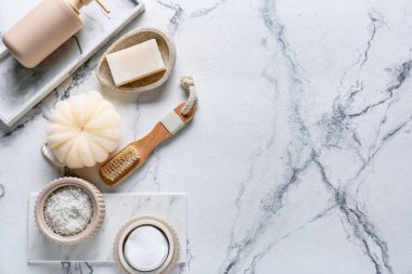 Hafif arkaplanda banyo aksesuarları ve kozmetik ürünleri olan kompozisyon