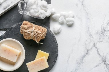 Hafif arkaplanda banyo aksesuarları ile kompozisyon