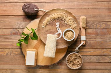 Ahşap arka planda banyo süngeri olan spa kompozisyonu