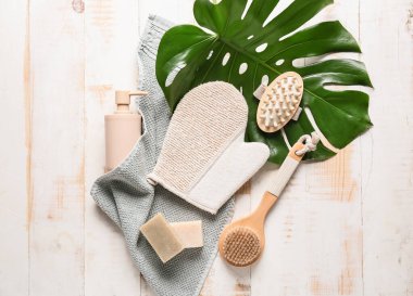 Ahşap arka planda banyo aksesuarları olan kompozisyon