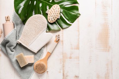 Ahşap arka planda banyo aksesuarları olan kompozisyon