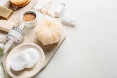 Hafif arkaplanda banyo aksesuarları ve kozmetik ürünleri