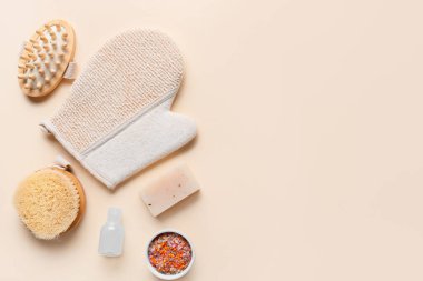 Hafif arkaplanda banyo aksesuarları ile kompozisyon