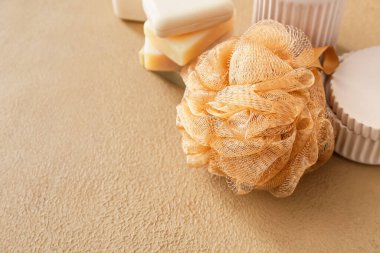 Renkli arka planda banyo süngeri