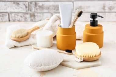 Banyodaki masada sünger ve banyo aksesuarları.