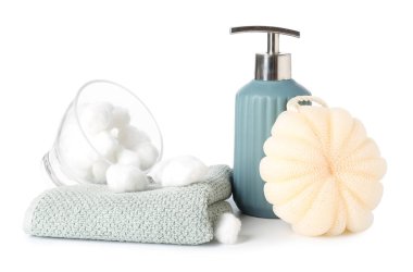 Banyo aksesuarları ve banyo lifleri beyaz arka planda izole edilmiş.