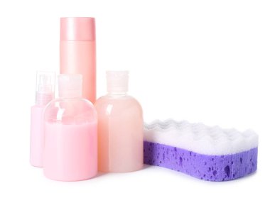 Banyo aksesuarları ve süngerler beyaz arka planda izole edilmiş.