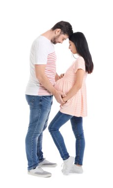Beyaz arka planda genç hamile bir çift.