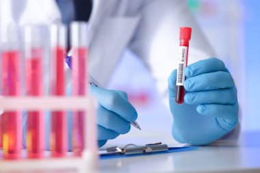 Bilimadamı laboratuvarda covid-19 aşısı geliştiriyor.