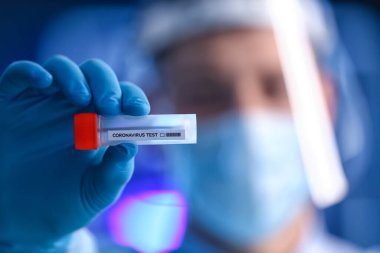 Laboratuvarda koronavirüs testi yapan bilim adamı.
