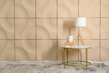 Renk duvarının yanında lamba ve dekor olan masa