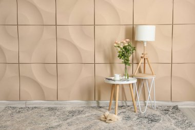 Renk duvarına yakın dekorlu tablolar