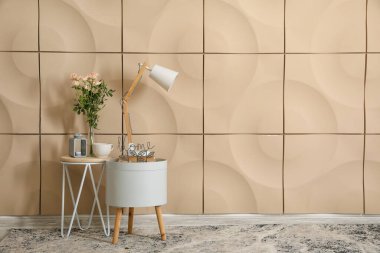 Renk duvarına yakın dekorlu tablolar