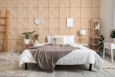 Modern konforlu yatak odası.