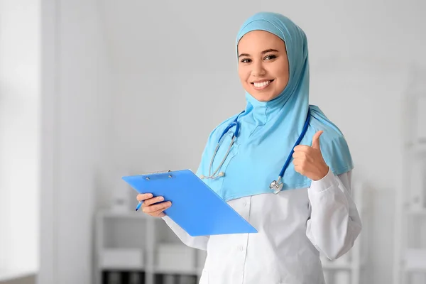 Portrait Muslim Female Doctor Showing Thumb Clinic — Stock Photo, Image