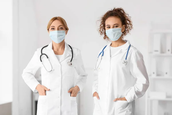 Retrato Doctores Con Máscaras Médicas Clínica — Foto de Stock