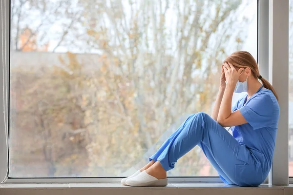 Triste Femme Médecin Assis Sur Rebord Fenêtre Clinique — Photo