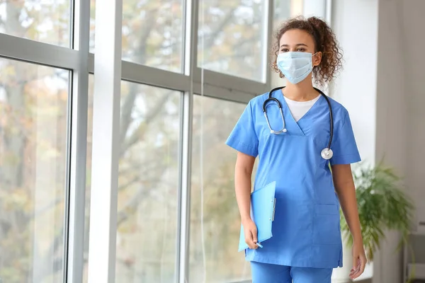 Porträtt Kvinnlig Läkare Bär Medicinsk Mask Kliniken — Stockfoto