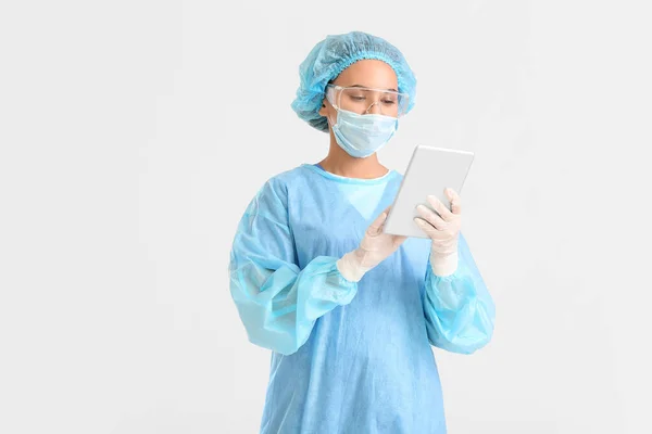 Portrait Female Surgeon Tablet Computer Light Background — Stock Photo, Image