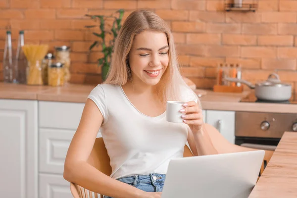 Young Woman Laptop Drinking Hot Coffee Kitchen — Stock Photo, Image