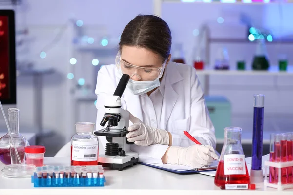 Scientist Studying Sample Laboratory — Stock Photo, Image