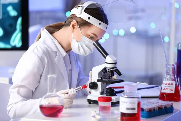 Scientist Studying Sample Laboratory — Stock Photo, Image