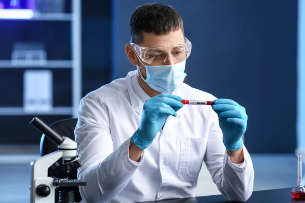 Cientista Que Desenvolve Vacina Covid Laboratório — Fotografia de Stock