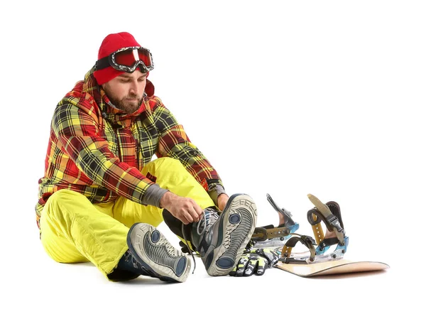 Maschio Snowboarder Mettere Scarpe Contro Sfondo Bianco — Foto Stock